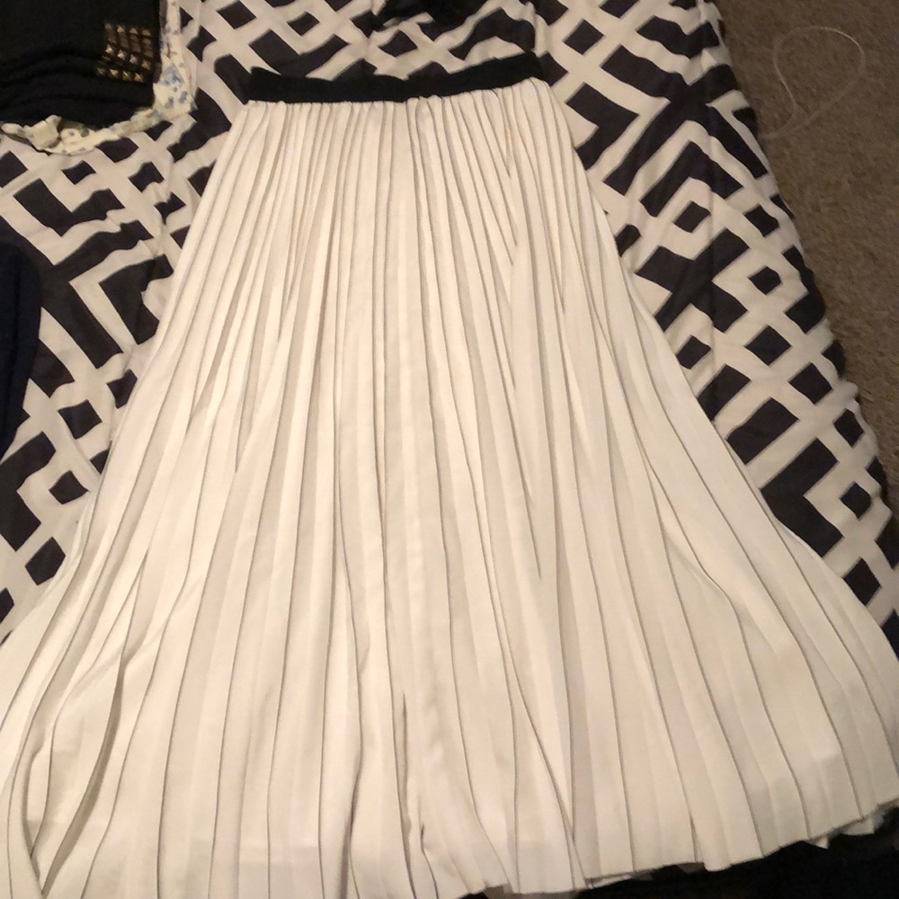 Adorable ankle length pleated flow skirt